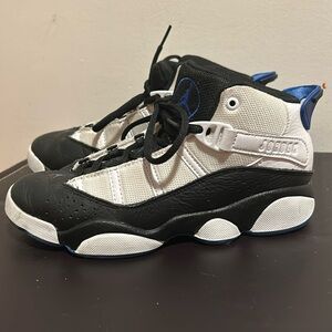 Full-grain leather upper.

Style: 323419-142